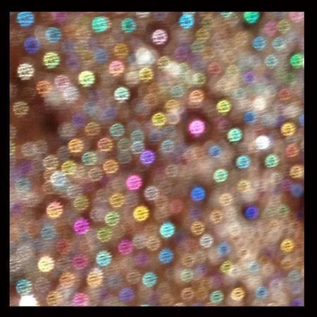 ｉＰｈｏｎｅアートを手がけるきっかけとなった最初のワンカット。この写真から一日も欠かさずＦＢでｉＰｈｏｅｎで撮影した写真をアップすることになった。夜、珈琲を飲もうとして何気なく紙フィルターでドリップ。何気なくその泡ぶくを撮影してみるとピントが来ない代わりに幻想的な光が輝いた＝２０１４年２月２３日、ｉＰｈｏｅｎ４ｓで（野口隆史さん撮影）