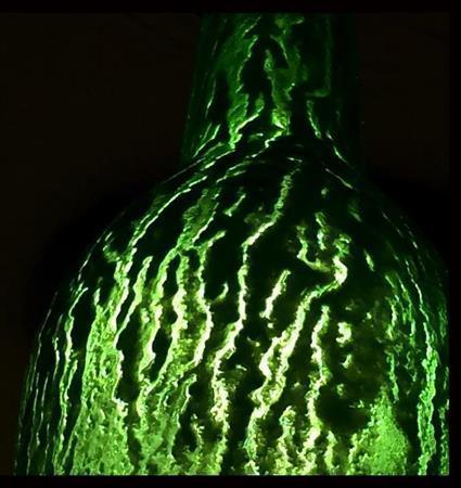 ７２０ミリリットルの濁り酒を飲み終えて、居間の吊り下げ電球にかざしてみると、酒の濃厚な液体が幾重ものスジとなって緑色の瓶に浮かび上がった＝２０１４年１０月１３日、ｉＰｈｏｎｅ５ｓで（野口隆史さん撮影）