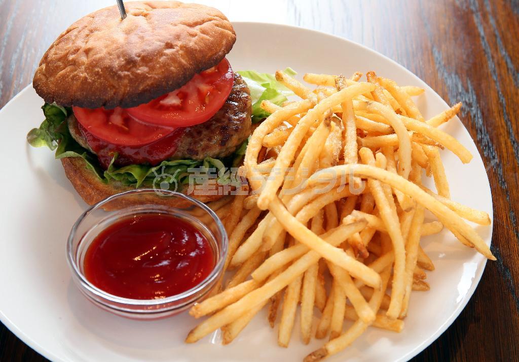 注文が通ってから１６０グラムのハンバーグを焼き上げるボリュームたっぷりの「ハンバーガー」（９００円）＝２０１５年４月２７日、京都市中京区（志儀駒貴撮影）