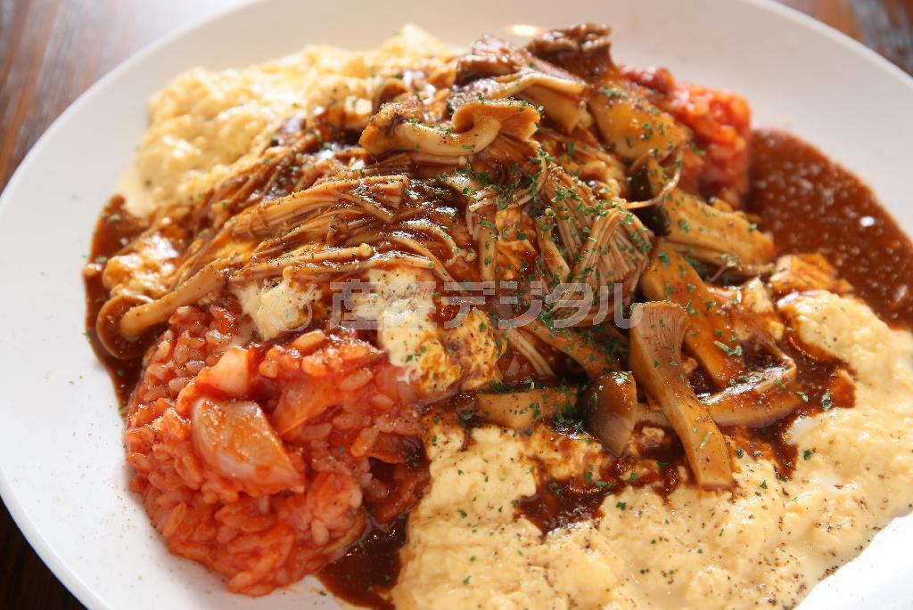 ふわとろ卵をぜいたくに使い、専門店に引けをとらないクオリティーを実現した「オムライス」（９００円）＝２０１５年４月２７日、京都市中京区（志儀駒貴撮影）