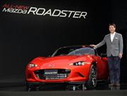 新型「マツダロードスター」を発表する小飼雅道社長