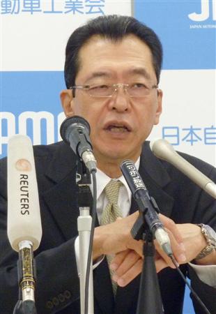 記者会見する日本自動車工業会の池史彦会長＝２１日午前、東京都港区