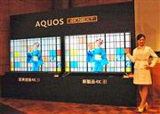 シャープが発売する４Ｋテレビの新製品（右）。８Ｋ並みの超高画質を実現した＝２１日、東京都港区（宇野貴文撮影）