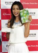 富士フイルムの新製品「ワンダーフォトボックス」をアピールするタレントの木下優樹菜さん＝２１日、東京都港区（南澤悦子撮影）