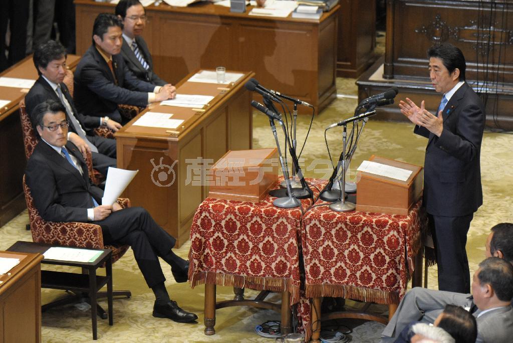 今国会初の党首討論で、民主党の岡田克也代表（左手前）の質問に答える安倍晋三（しんぞう）首相＝２０１５年５月２０日午後、国会（斎藤良雄撮影）