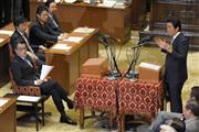 今国会初の党首討論で、民主党の岡田克也代表（左手前）の質問に答える安倍晋三（しんぞう）首相＝２０１５年５月２０日午後、国会（斎藤良雄撮影）