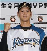 ３、４月の月間ＭＶＰを受賞した日本ハム・大谷翔平選手。一時はメジャー挑戦を表明したことも＝２０１５年、北海道札幌市豊平区・札幌ドーム（共同）