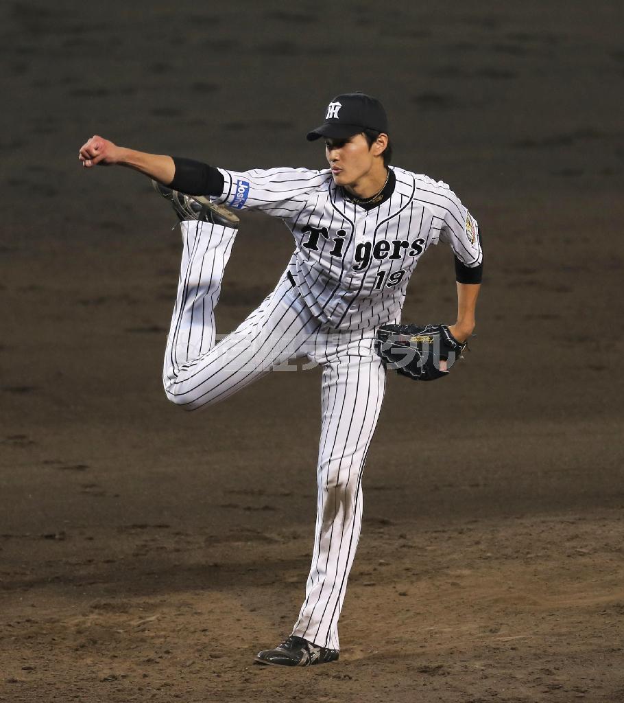 躍動感あふれる阪神・藤浪晋太郎の力投。巨人相手にプロ入り初完封を記録した＝２０１５年５月２０日、兵庫県西宮市・甲子園球場（森田達也撮影）