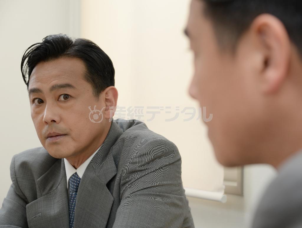 「新聞記者役は初めて。いい経験になった」と語る、俳優の野村宏伸（ひろのぶ）さん（左）＝２０１５年５月９日、東京都練馬区（宮川浩和撮影）