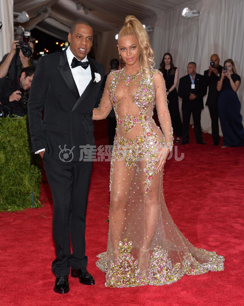 米歌手、ビヨンセさん（右）と夫の米歌手、ジェイ・Ｚさん＝２０１５年５月４日、米ニューヨーク（ＡＰ）