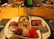 和食レストラン「ＦＵＭＩ」の看板メニューとゼクト「ピノ・ブリュット２００９」＝２０１５年４月２９日（青木冨美子さん撮影）