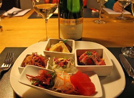 和食レストラン「ＦＵＭＩ」の看板メニューとゼクト「ピノ・ブリュット２００９」＝２０１５年４月２９日（青木冨美子さん撮影）