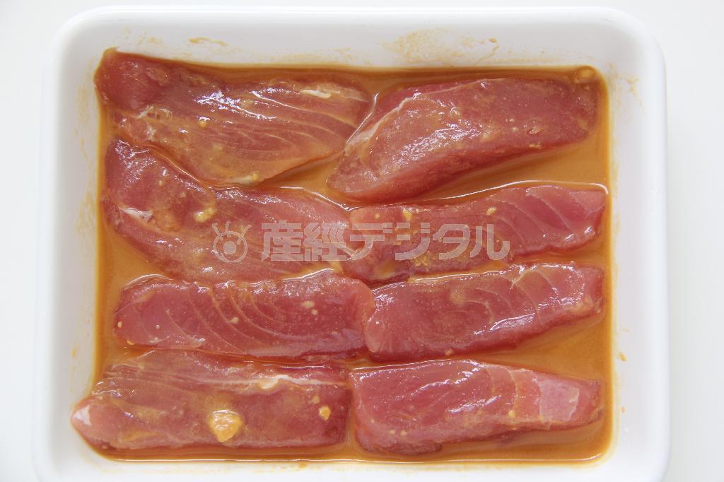 カツオのからしじょうゆ揚げ（作り方１）＿＿カツオを［合わせ調味料：練りがらし＿大さじ１／２、しょうゆ＿大さじ１／２、酒＿少々））になじませる。