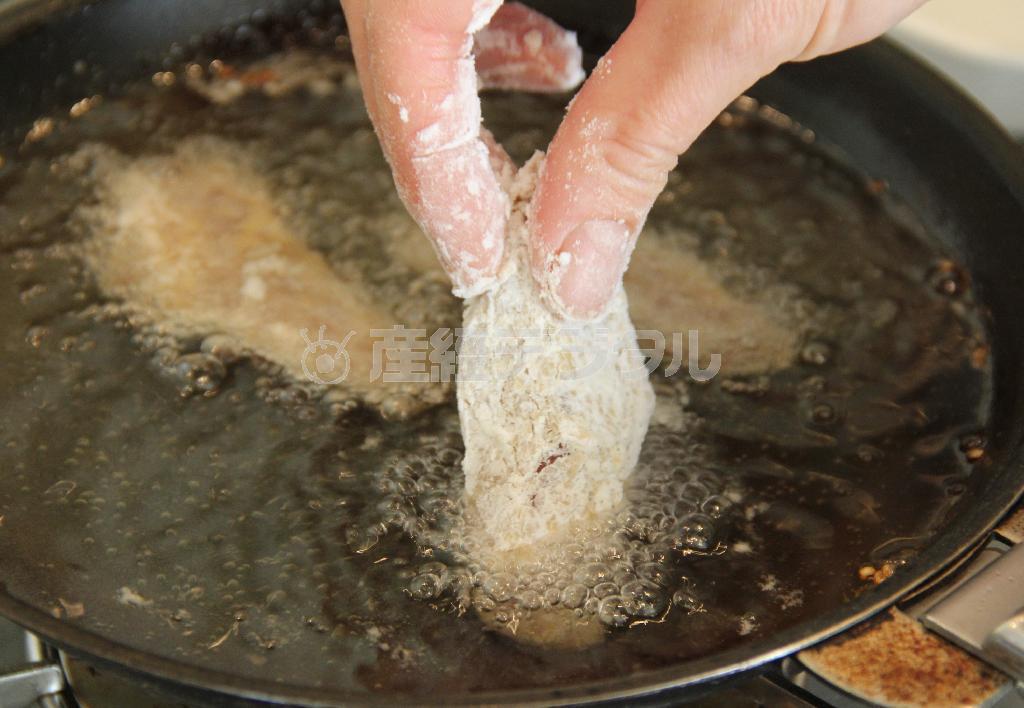 カツオのからしじょうゆ揚げ（作り方３）＿＿１７０度に温度を上げ、［調理したカツオ］にかたくり粉をうすくまぶしてカラリと揚げる（田中幸美撮影）