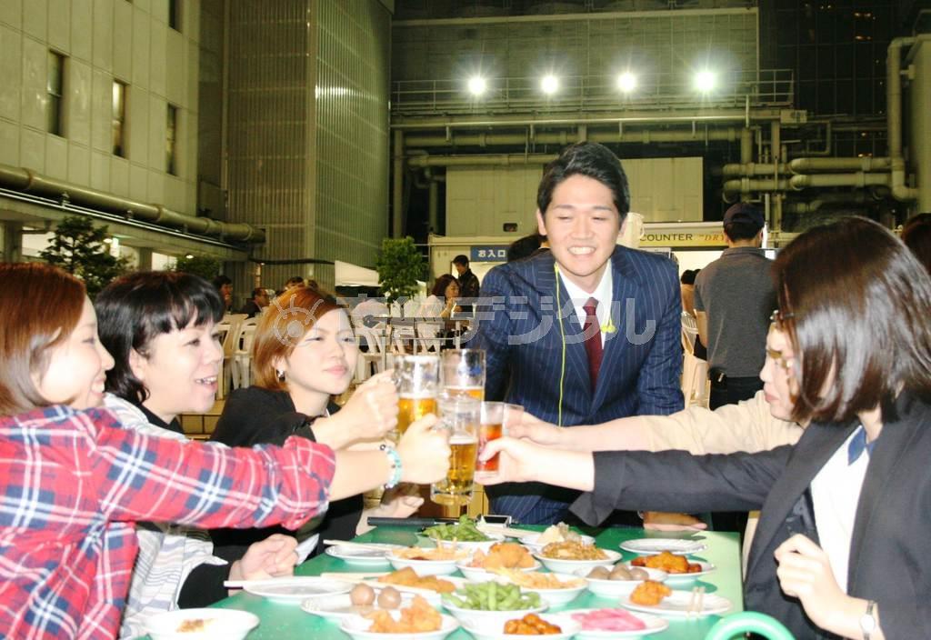 ビアガーデンで乾杯する来店客。各ビアガーデンは独自のメニューなどで集客を競っている＝２０１５年５月１８日、東京都中央区の三越日本橋本店（永田岳彦撮影）