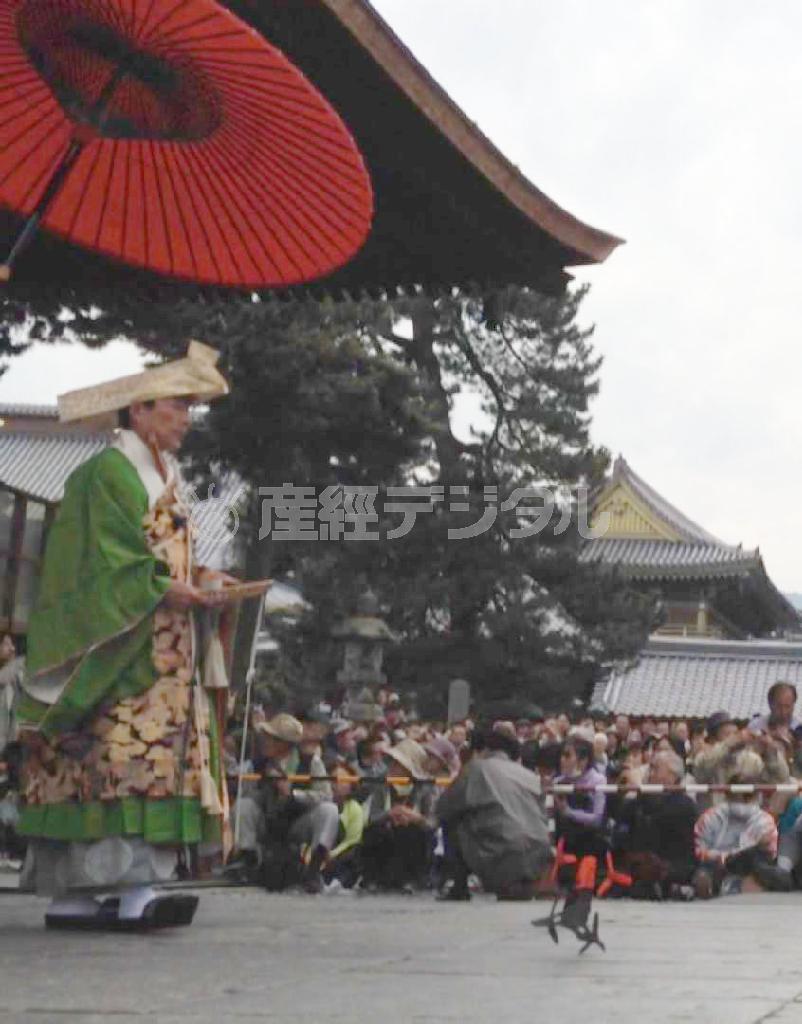 御開帳の法要行事中の善光寺境内で１５歳の少年が飛ばして落下した小型無人機「ドローン」（右下）＝２０１５年５月９日、長野県長野市（見物客提供）