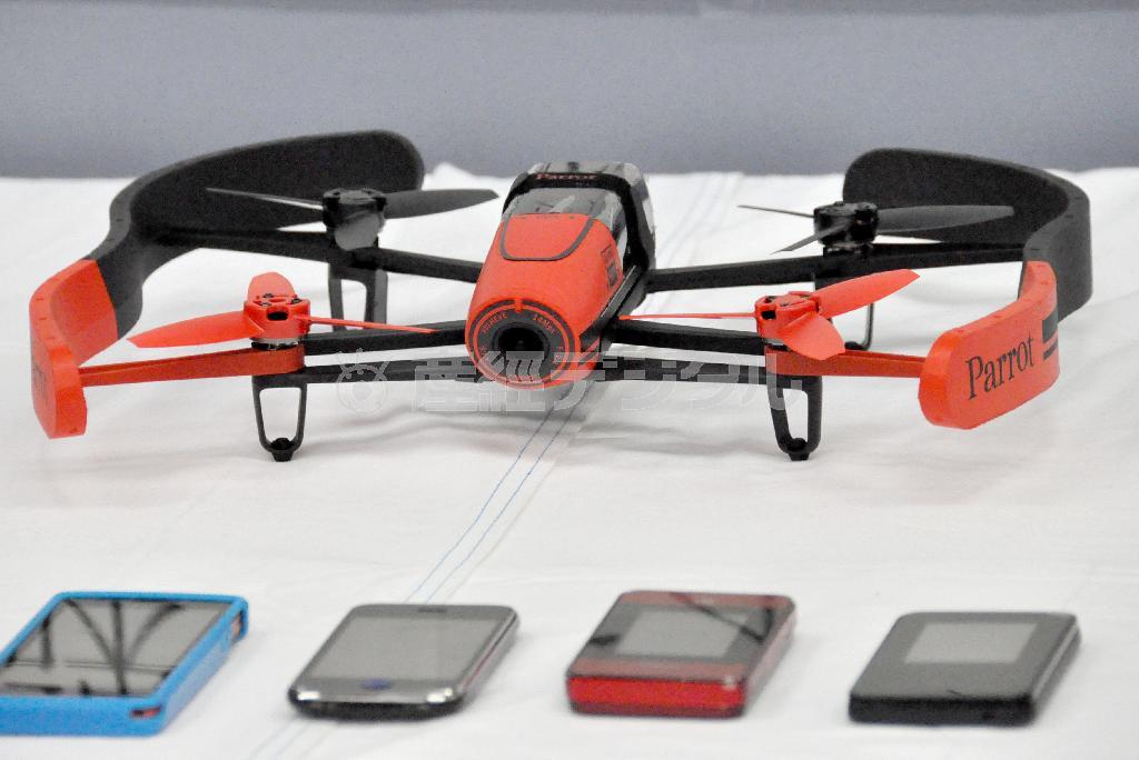 逮捕された少年の神奈川県横浜市の自宅から押収した小型無人機「ドローン」＝２０１５年５月２１日午前、東京都台東区・警視庁浅草署（共同）