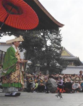 御開帳の法要行事中の善光寺境内で１５歳の少年が飛ばして落下した小型無人機「ドローン」（右下）＝２０１５年５月９日、長野県長野市（見物客提供）