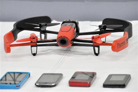 逮捕された少年の神奈川県横浜市の自宅から押収した小型無人機「ドローン」＝２０１５年５月２１日午前、東京都台東区・警視庁浅草署（共同）