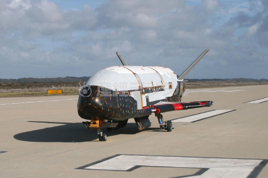 米空軍が２００９年６月に公表した無人宇宙船「Ｘ－３７Ｂ」の写真。小型のスペースシャトルのような外観だ（ＡＰ）