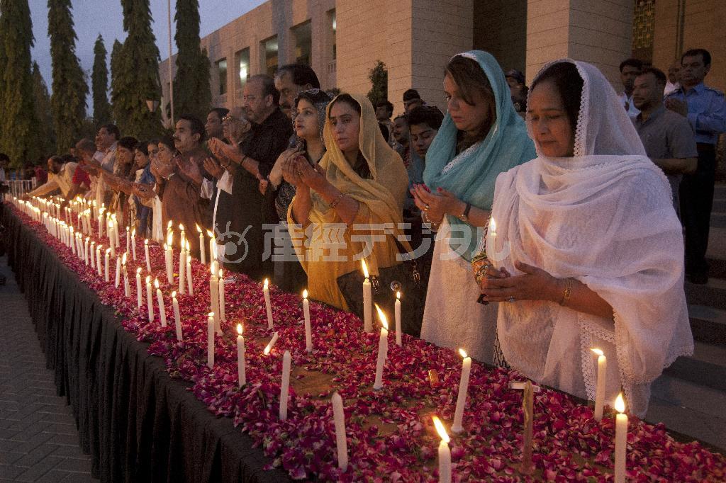 バス襲撃テロの犠牲となった４５人の死を悼み、祈りをささげるパキスタンの国会議員ら。「イスラム国」の犯行声明がネット上で流れたが、治安当局は信頼性に疑問を投げかけている＝２０１５年５月１４日、パキスタン・カラチ（ＡＰ）