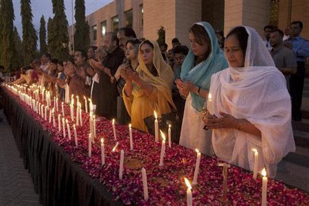 バス襲撃テロの犠牲となった４５人の死を悼み、祈りをささげるパキスタンの国会議員ら。「イスラム国」の犯行声明がネット上で流れたが、治安当局は信頼性に疑問を投げかけている＝２０１５年５月１４日、パキスタン・カラチ（ＡＰ）