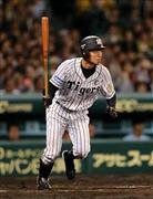 巨人戦の八回裏、右翼へ勝ち越しタイムリーを放った阪神の鳥谷敬＝２０１５年５月２１日、兵庫県西宮市・甲子園球場（中島信生撮影）