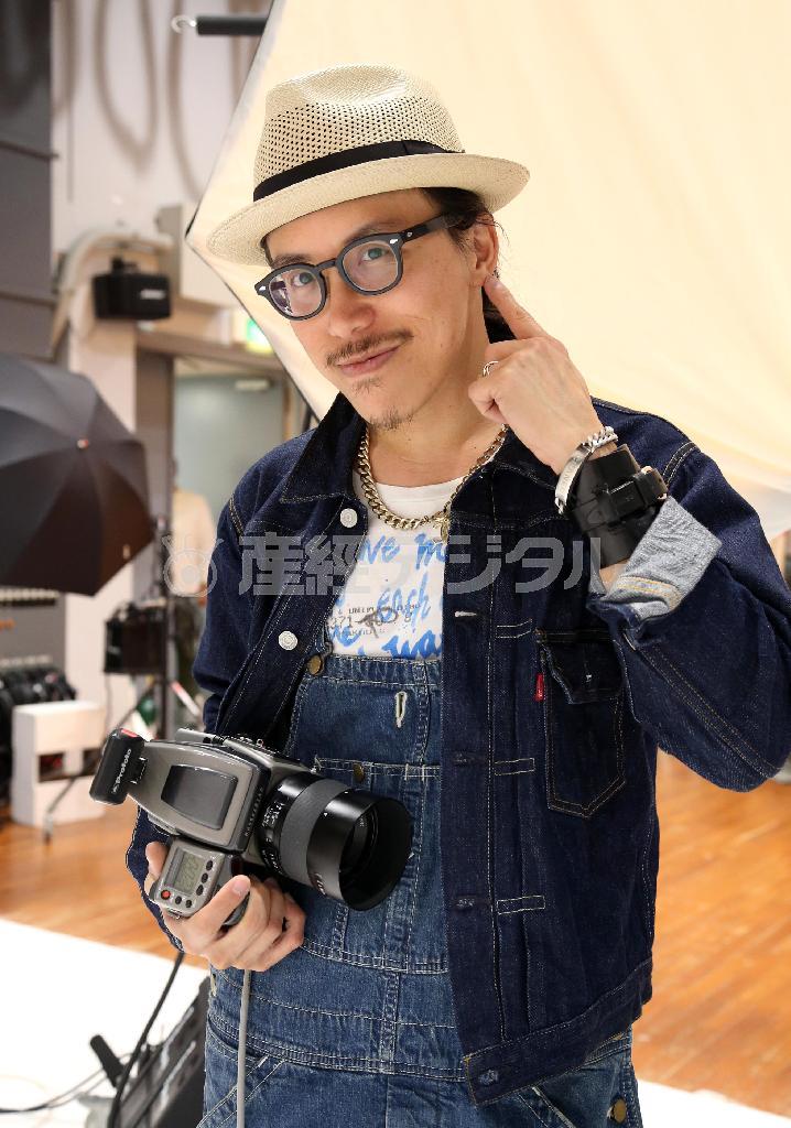 女性のためのライフスタイル月刊誌「Ｋｉｉｔｅ！（きいて！）」の表紙を撮影する、写真家のレスリー・キーさん＝２０１５年５月８日、東京都渋谷区広尾（野村成次撮影）