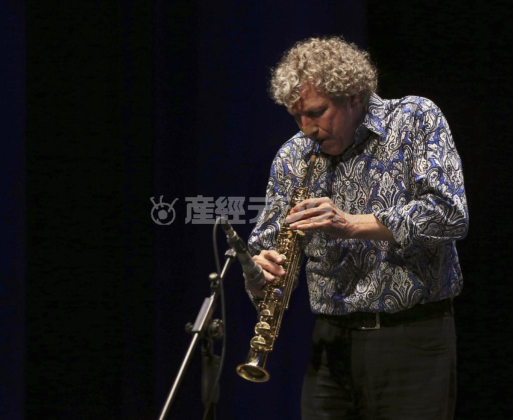 ジャズ・サックス奏者のボブ・ベルデンさん＝２０１５年２月２０日、イラン・首都テヘラン（ＡＰ）