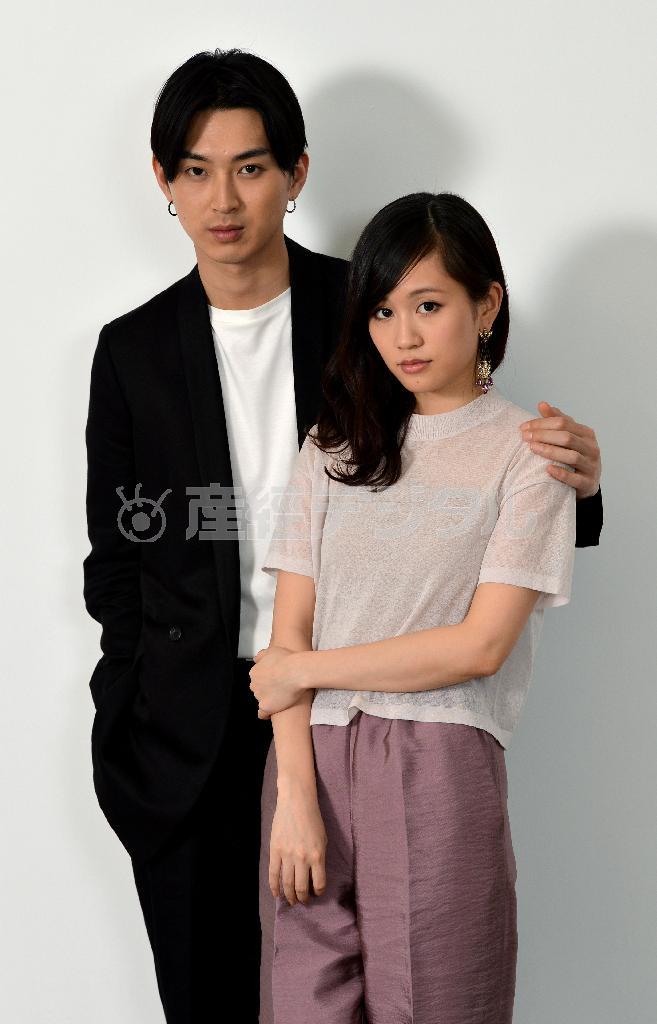 「何もかもが異質な体験だった」と口をそろえる前田敦子さんと松田翔太さん＝２０１５年３月１３日、東京都港区六本木（栗橋隆悦撮影）