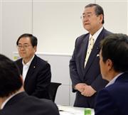 与党税制協議会で挨拶する自民党の野田毅税調会長。左は公明党の斉藤鉄夫税調会長＝２２日午後、衆院第２議員会館（酒巻俊介撮影）