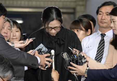 釈放されてソウル高裁を出る大韓航空前副社長の趙顕娥被告＝２２日（共同）