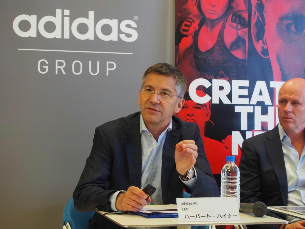 記者会見するアディダスグループのハーバート・ハイナーＣＥＯ＝２２日、東京都港区