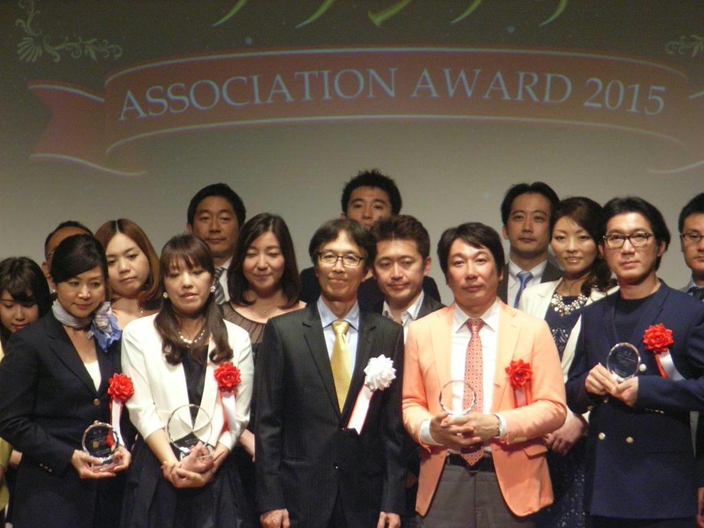 大賞の日本サロネーゼ協会代表理事（前列左から２番目）ほか受賞者＝２１日、東京都渋谷区