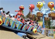 ハローキティやセサミストリートなどをテーマにした「ユニバーサル・ワンダーランド」。米映画へのこだわりを捨て、集客を進めるＵＳＪ＝大阪市此花区