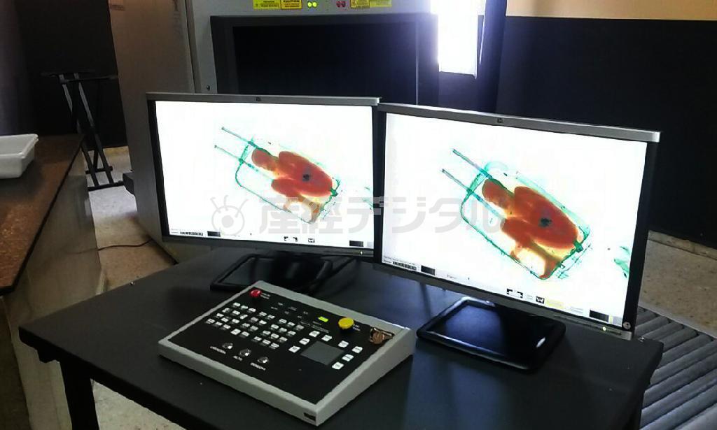 少年が体を丸くして隠れていたスーツケースのスキャナー画像＝２０１５年５月８日、スペイン領セウタ（ＡＰ）