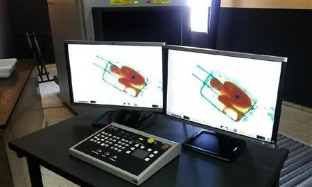 少年が体を丸くして隠れていたスーツケースのスキャナー画像＝２０１５年５月８日、スペイン領セウタ（ＡＰ）