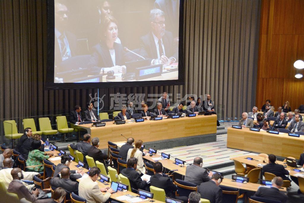 ５月２２日、米ニューヨークの国連本部で開かれたＮＰＴ（核拡散防止条約）再検討会議の全体会合。スクリーン中央に映し出されているのはタウス・フェルキ議長＝２０１５年（共同）