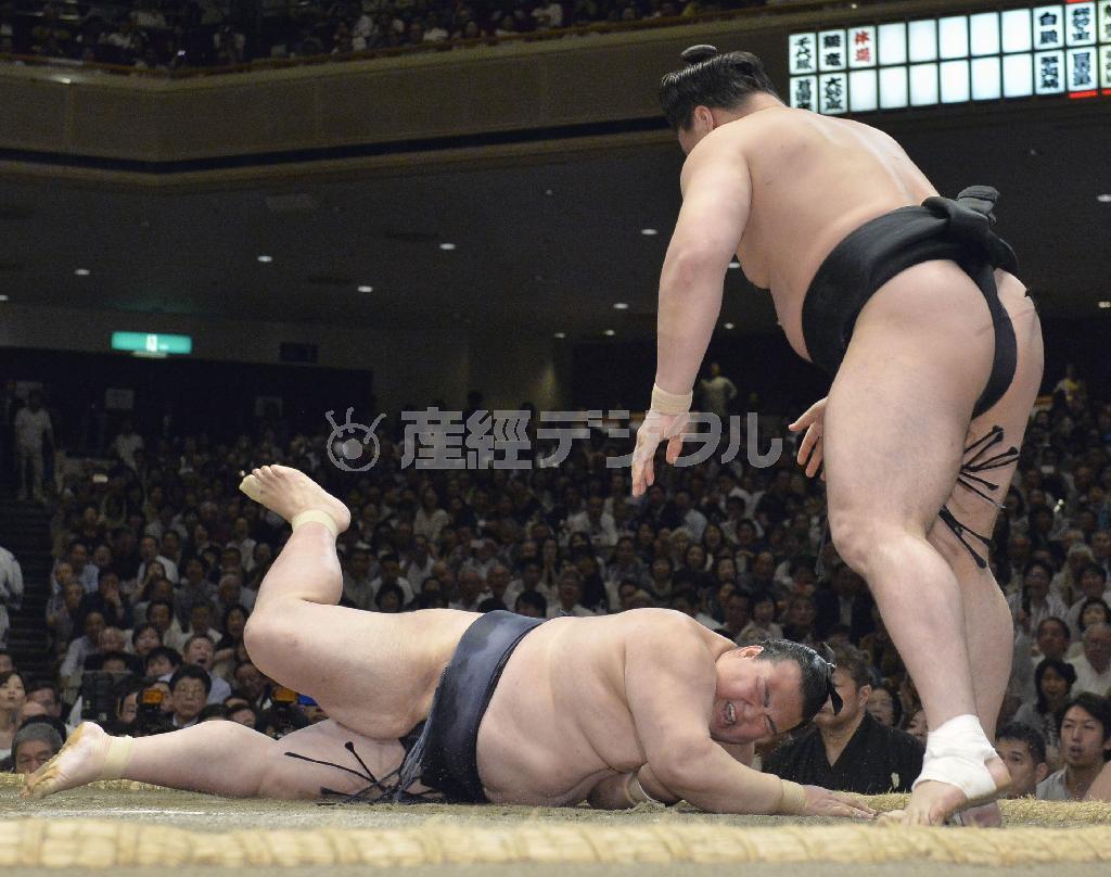 日馬富士（はるまふじ、右）にはたき込まれた稀勢の里（きせのさと）。痛恨の４敗目で賜杯は遠のいた＝２０１５年５月２２日、東京都墨田区・両国国技館（共同）