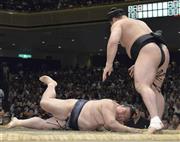 日馬富士（はるまふじ、右）にはたき込まれた稀勢の里（きせのさと）。痛恨の４敗目で賜杯は遠のいた＝２０１５年５月２２日、東京都墨田区・両国国技館（共同）