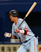 六回表、勝ち越し適時打を放つ坂本勇人＝２０１５年５月２２日、愛知県名古屋市東区・ナゴヤドーム（春名中撮影）