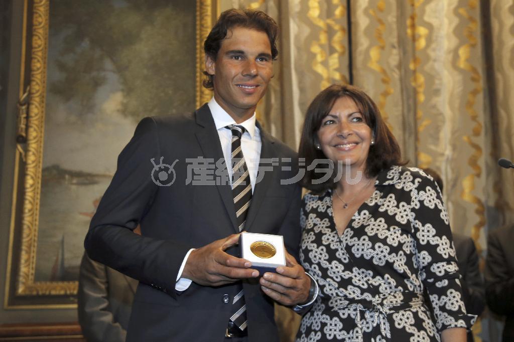 スペインのテニス選手、ラファエル・ナダル氏とスペイン出身のパリ市長、アンヌ・イダルゴ氏＝２０１５年５月２１日、フランス・首都パリ（ＡＰ）