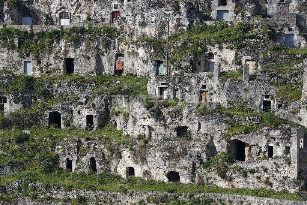 「サッシ」と呼ばれる洞窟住居。かつての廃虚から、最近では再利用が進んでいる＝２０１５年５月１日、イタリア・バジリカータ州マテーラ（ロイター）