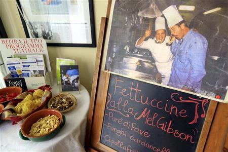 町のレストランには、マテーラで映画「パッション」のメガホンをとったメル・ギブソン監督の写真とその名を冠したメニューが掲示されていた＝２０１５年５月１日、イタリア・バジリカータ州（ロイター）