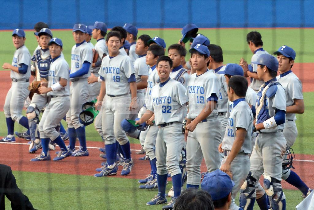 連敗を「９４」で止める勝利を決め喜ぶ、東京大ナイン＝２０１５年５月２３日、東京都新宿区・神宮球場（北野浩之撮影）