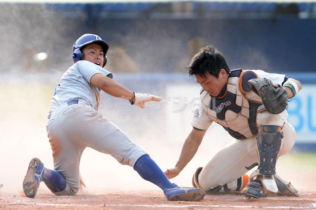 延長十回、内野ゴロの間に決勝点となるホームに生還する東大の長藤祥悟（左）＝２０１５年５月２３日、東京都新宿区・神宮球場（北野浩之撮影）