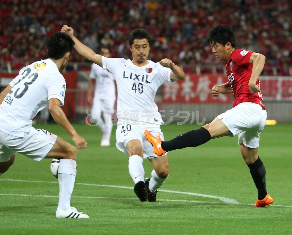 前半シュートを放つ浦和・武藤雄樹（右）＝２０１５年５月２３日、埼玉県さいたま市緑区・埼玉スタジアム２００２（小倉元司撮影）