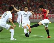 前半シュートを放つ浦和・武藤雄樹（右）＝２０１５年５月２３日、埼玉県さいたま市緑区・埼玉スタジアム２００２（小倉元司撮影）