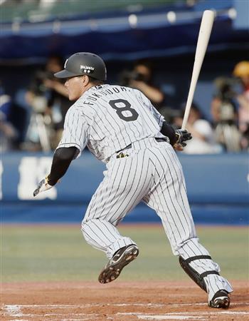 十回阪神２死満塁、福留（ふくどめ）孝介が中前に勝ち越しの２点打を放つ＝２０１５年５月２３日、神奈川県横浜市中区・横浜スタジアム（共同）