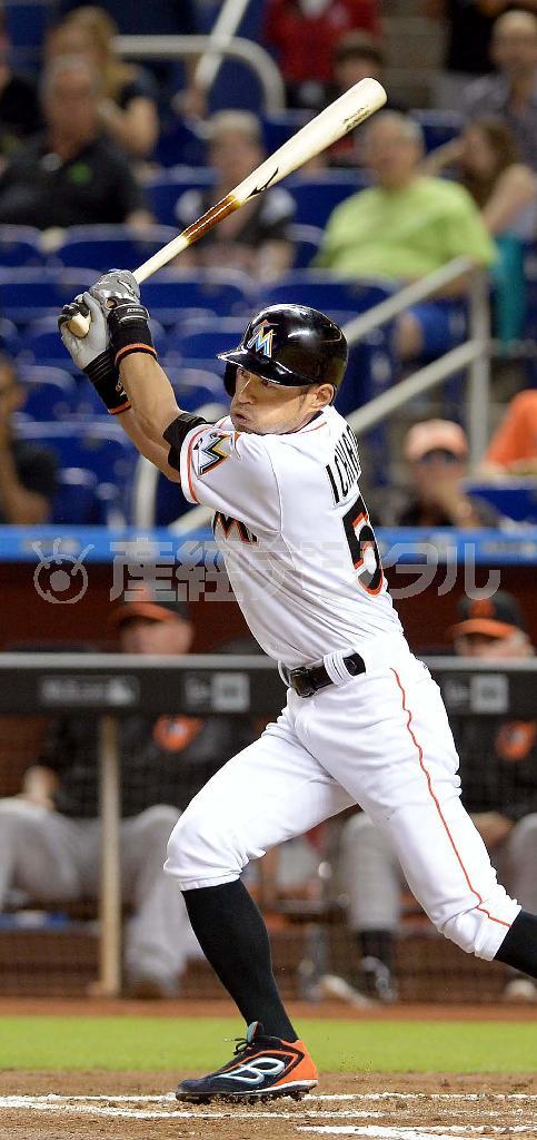 二回、左前打を放ち通算安打数でベーブ・ルースを超えたマーリンズのイチロー＝２０１５年５月２２日、米フロリダ州マイアミのマーリンズ・パーク（リョウ薮下撮影）
